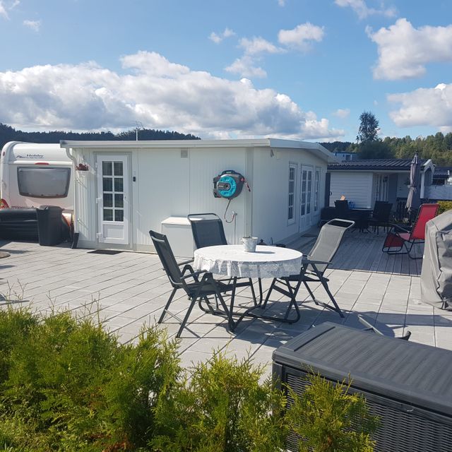 Spikertelt med stor platting og campingvogn