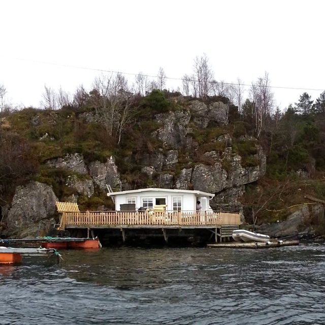 Spikertelt med platting ved sjøen