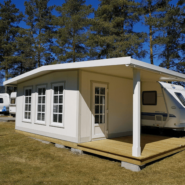 Spikertelt med platting på campingplass